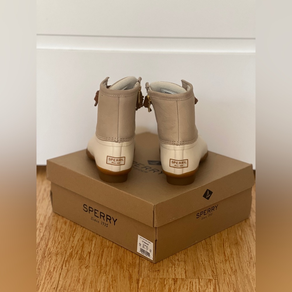New In Box Sperry Saltwater Ivory Duck Boots, Size 5 - Picture 7 of 7